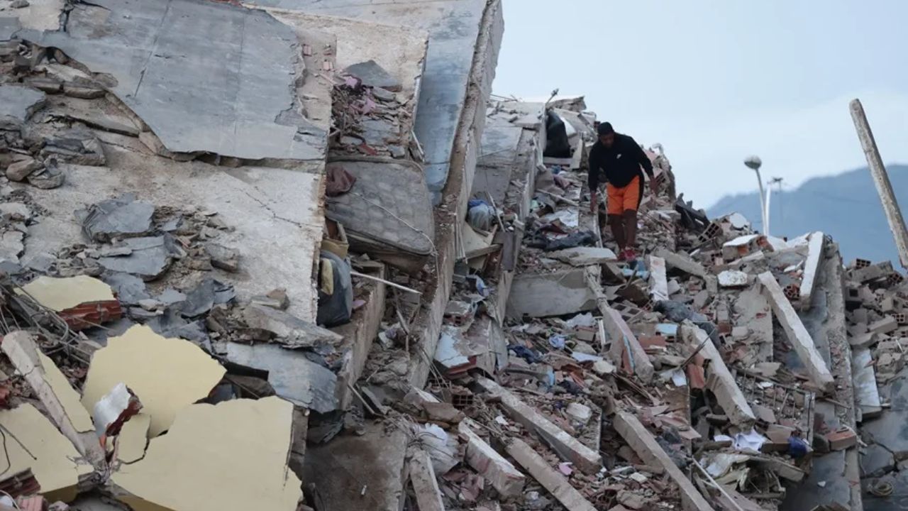 Imagen principal de 'Como si fuera Jesús': Niño relata cómo un hombre lo rescató de entre los escombros