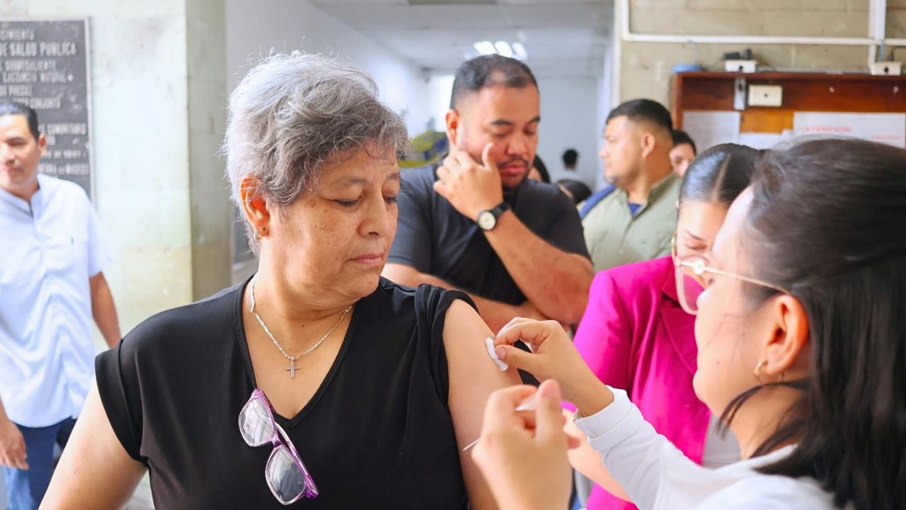 Vacunas para adultos mayores: la clave para proteger la salud de padres y abuelos Imagen principal de Vacunas para adultos mayores: la clave para proteger la salud de padres y abuelos