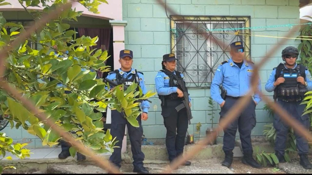 Agentes de la Policía Nacional en la vivienda donde fue asesinada la enfermera.