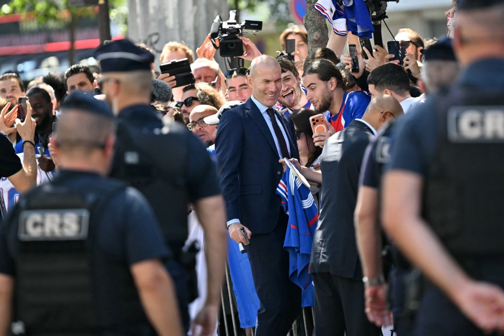 Zinedine Zidane salió a compartir con los aficionados franceses tras ser presentado como nuevo DT de Les Bleus.