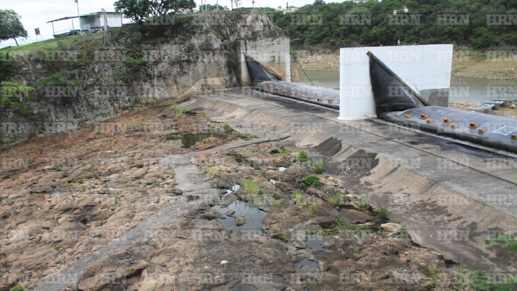 La represa Los Laureles tiene un muy bajo nivel dada la sequía que afecta al país.