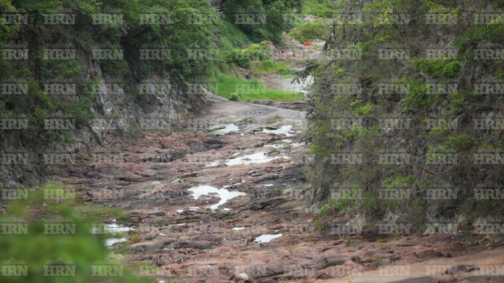 Verdetero de la represa Los Laureles, totalmente seco.