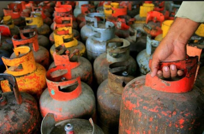 Una persona cargando un chimbo de gas