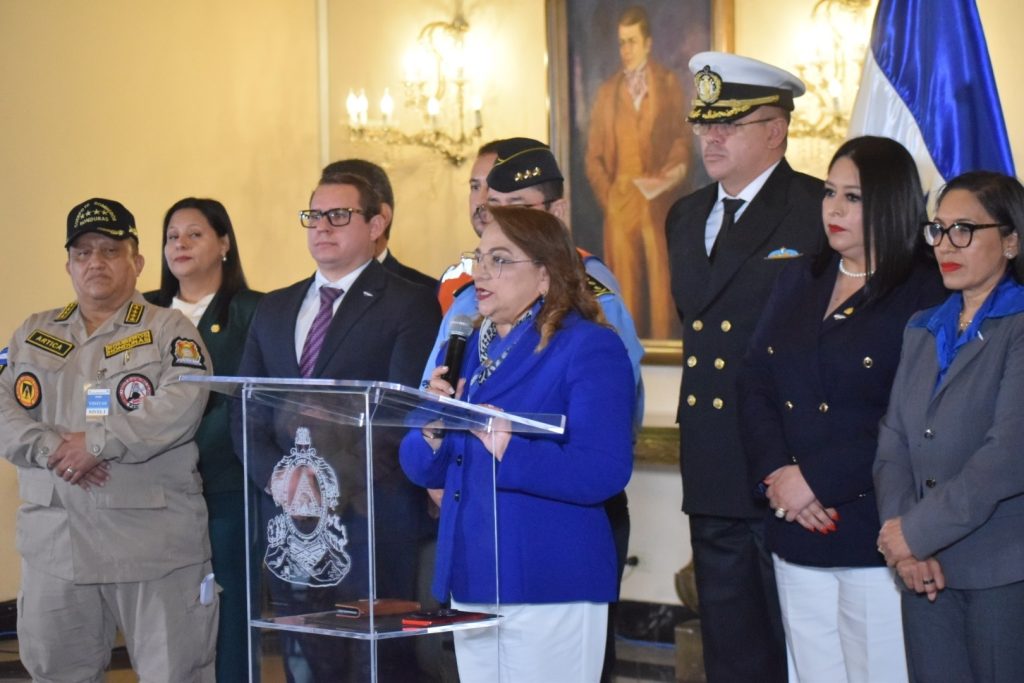 Funcionarios en conferencia de prensa