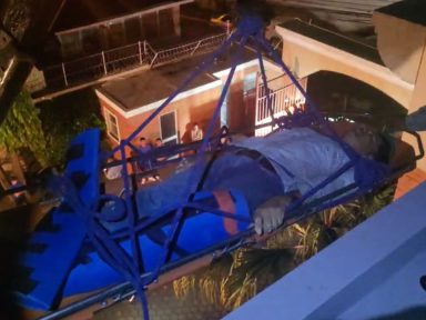 Imagen de Video muestra dramático rescate de un hombre lesionado en un techo en Tegucigalpa