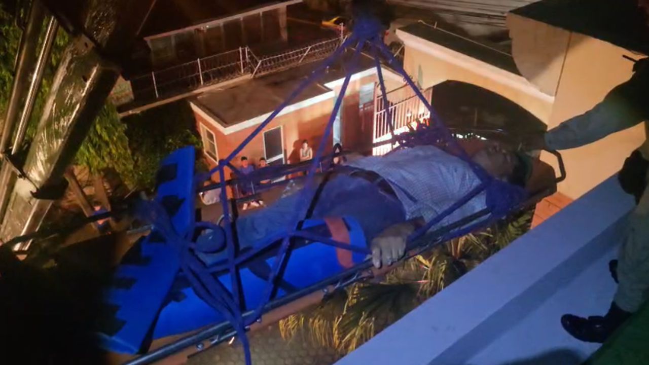 Imagen de Video muestra dramático rescate de un hombre lesionado en un techo en Tegucigalpa