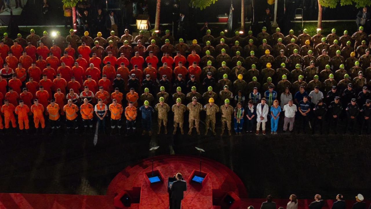 Bukele condecora a los héroes que participaron en misión humanitaria en Venezuela Imagen principal de Bukele condecora a los héroes que participaron en misión humanitaria en Venezuela