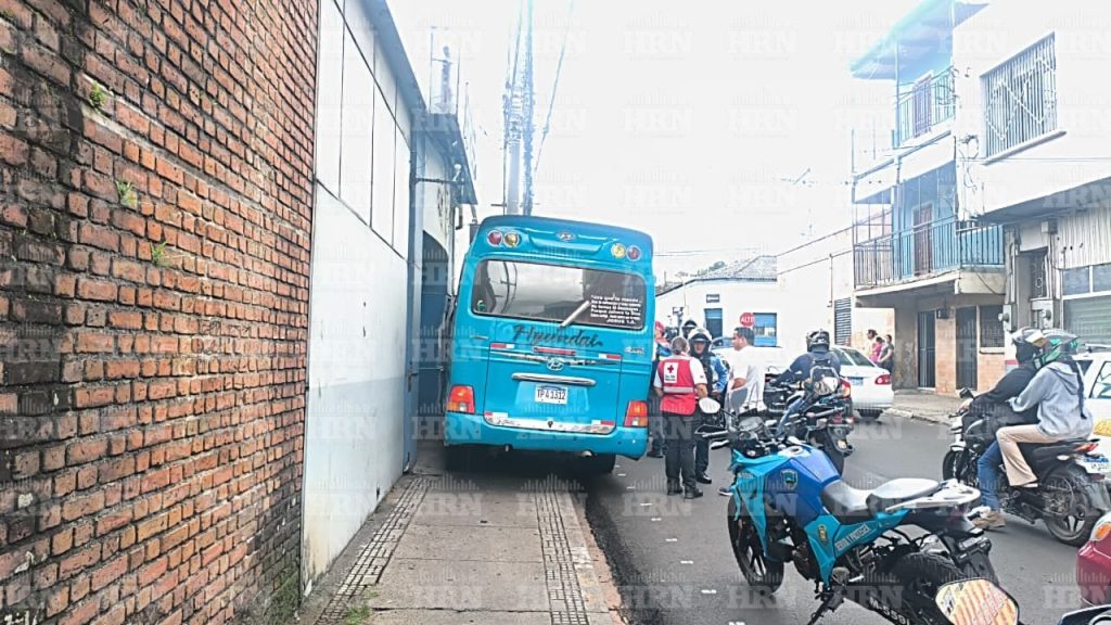 Bus 'rapidito' que conducía Juan Carlos Flores López al momento del atentado que cobró su vida.
