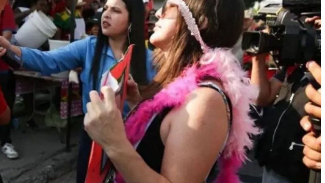 Doctora hondureña vuelve a protestar con inusual vestuario ¿Qué reclama ahora? Imagen principal de Doctora hondureña vuelve a protestar con inusual vestuario ¿Qué reclama ahora?