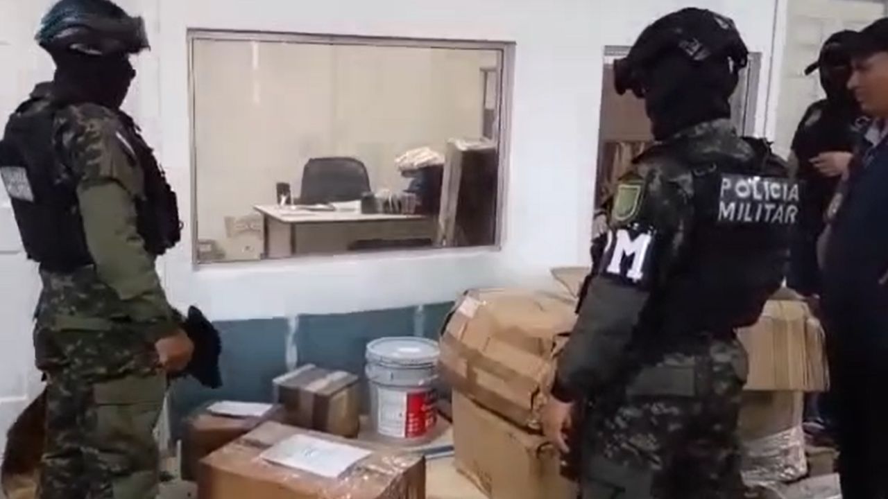 ¿Quién la recibiría?: canino halla paquetes de droga dentro de una encomienda en La Ceiba Imagen principal de ¿Quién la recibiría?: canino halla paquetes de droga dentro de una encomienda en La Ceiba