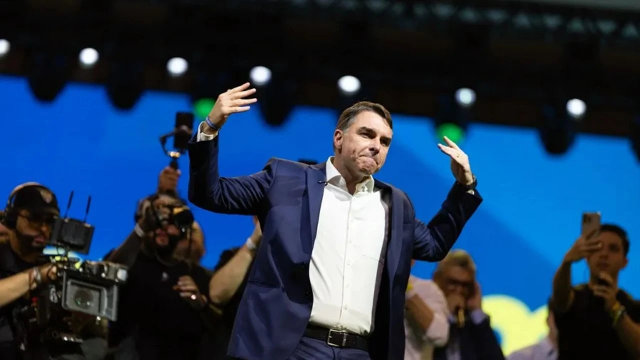 Flávio Bolsonaro será el rival de Lula en las elecciones de Brasil Imagen principal de Flávio Bolsonaro será el rival de Lula en las elecciones de Brasil