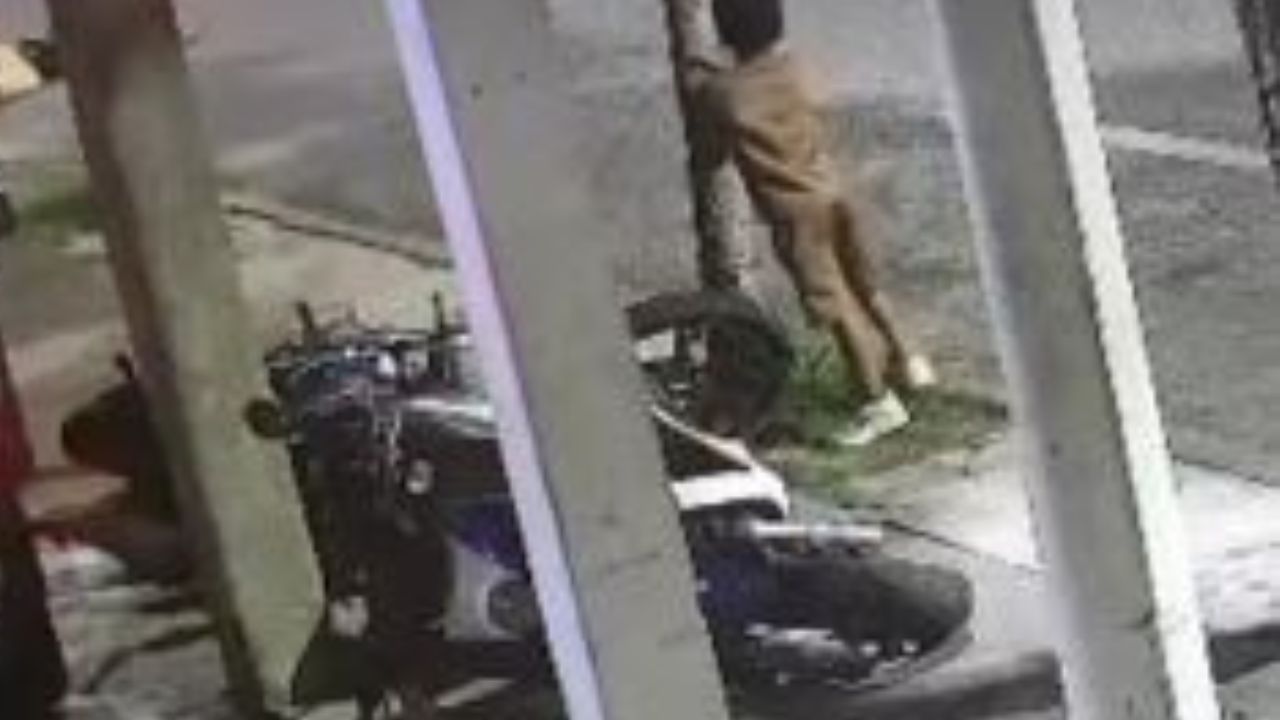VIDEO: Matan a padre mientras transportaba en moto a su hijo; no se apartó de él Imagen principal de VIDEO: Matan a padre mientras transportaba en moto a su hijo; no se apartó de él