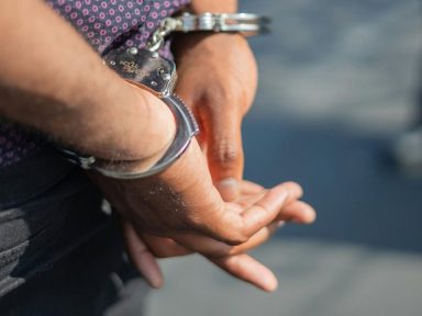 Imagen de Capturan a cipote por golpear a su madre y abuela: andaba ebrio, según la policía
