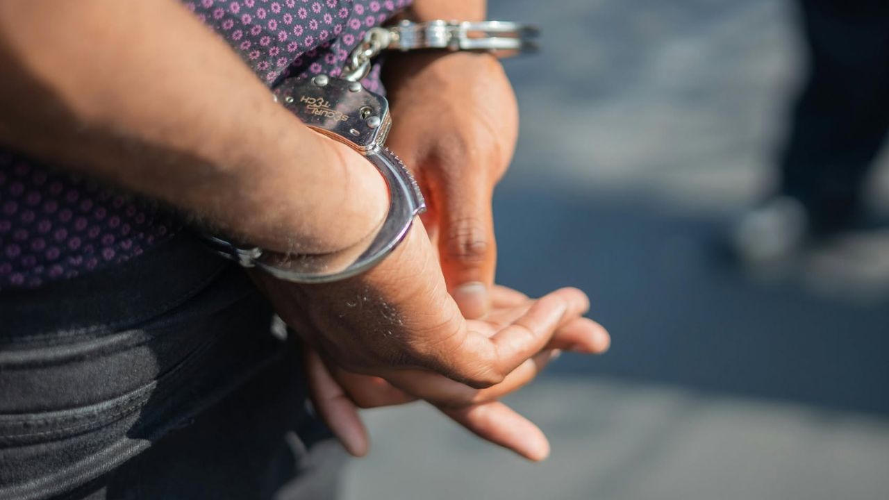 Capturan a cipote por golpear a su madre y abuela: andaba ebrio, según la policía Imagen principal de Capturan a cipote por golpear a su madre y abuela: andaba ebrio, según la policía