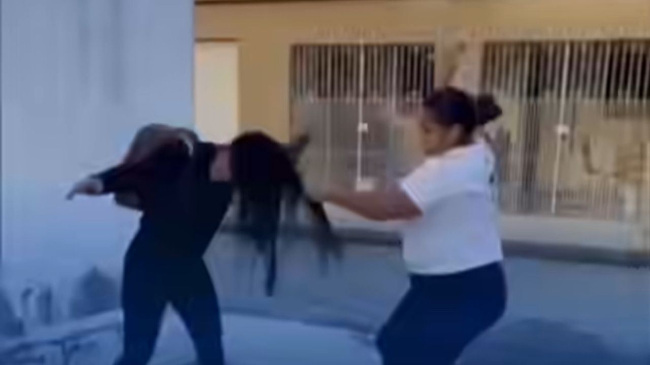Video: Mujer descubre cuarta infidelidad de su esposo y "macanea" a la nueva amante Imagen principal de Video: Mujer descubre cuarta infidelidad de su esposo y "macanea" a la nueva amante