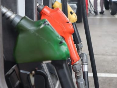 Imagen de Poco alivio para conductores: combustibles bajarán apenas unos centavos desde el lunes