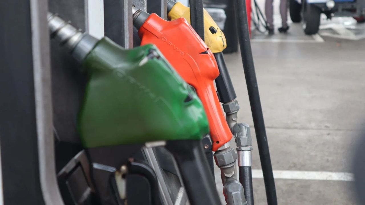 Imagen de Poco alivio para conductores: combustibles bajarán apenas unos centavos desde el lunes