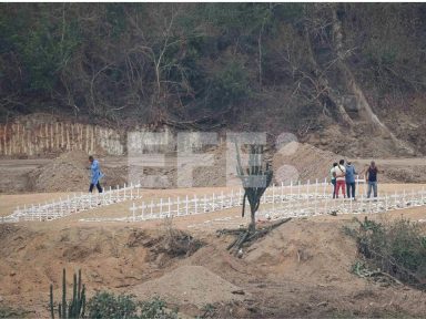 Imagen de Sin nombre y sin despedida: así sepultan a cientos de víctimas en La Guaira