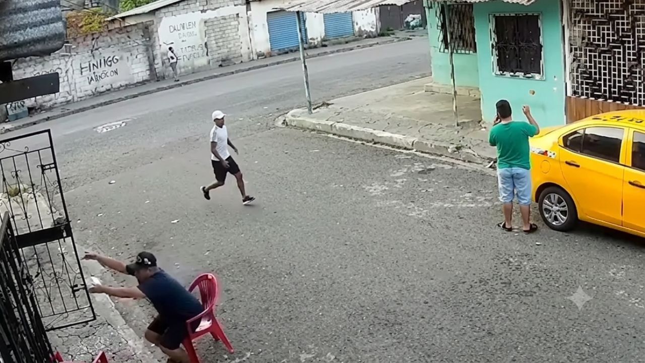 Vídeo: Hombre hablaba por teléfono y sicario llegó a matarlo a plena luz del día Imagen principal de Vídeo: Hombre hablaba por teléfono y sicario llegó a matarlo a plena luz del día