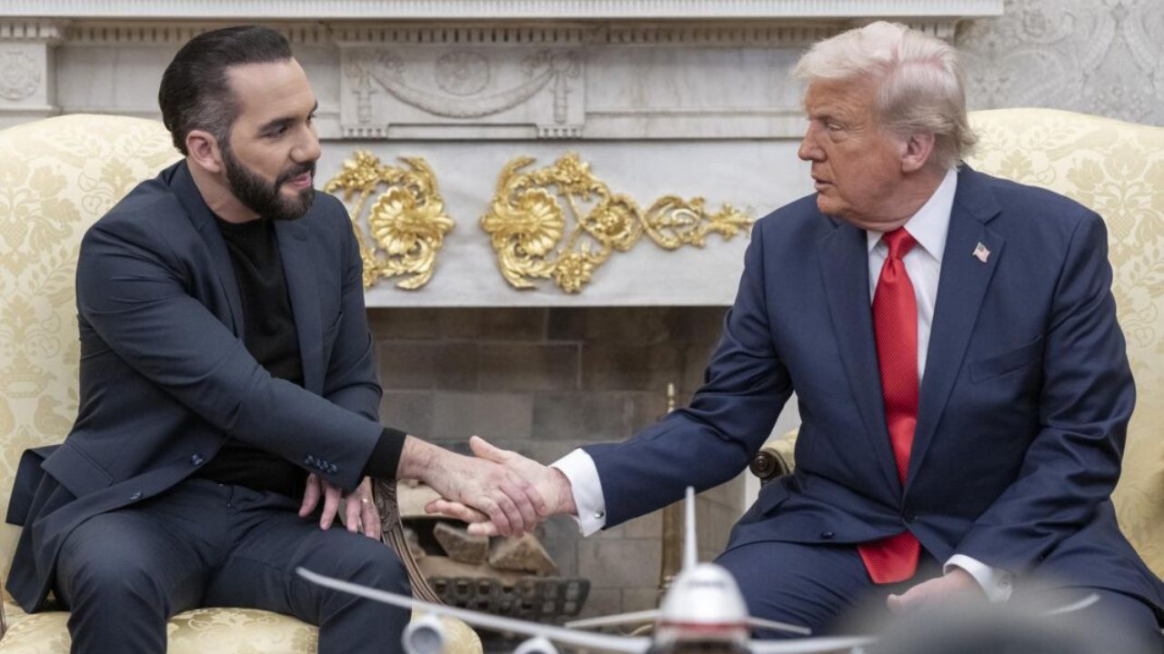 Trump vuelve a recibir a Bukele en la Casa Blanca para una reunión privada sin prensa Imagen principal de Trump vuelve a recibir a Bukele en la Casa Blanca para una reunión privada sin prensa
