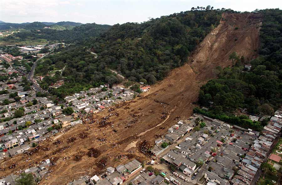 Escena de secuelas del terremoto en Santa Tecla, El Salvador, en 2001.