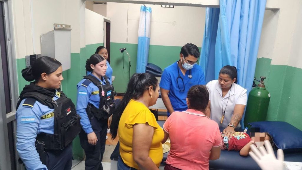 Tras ser encontrada, la pequeña Reina Danesy Erazo recibió atención médica.