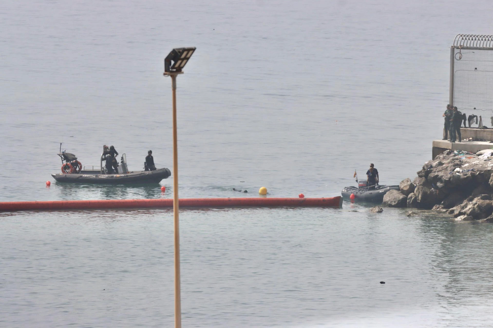 Instalación de barreras flotantes