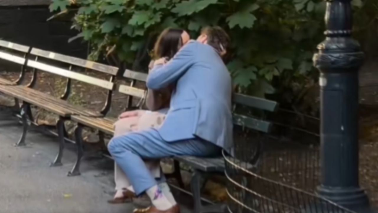 Video: Abogado de prestigioso bufete pierde su puesto tras beso viral con colega Imagen principal de Video: Abogado de prestigioso bufete pierde su puesto tras beso viral con colega