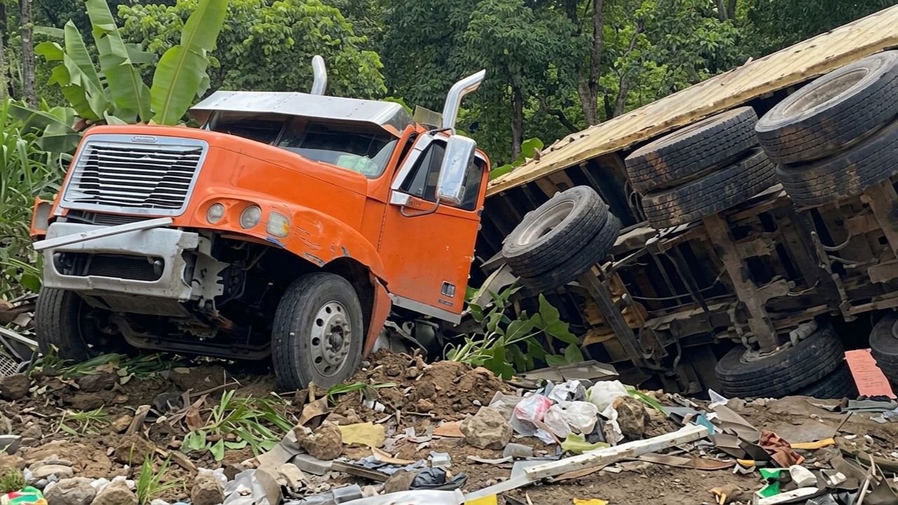 Imagen de Un fallecido y varios heridos deja accidente de rastra en Santa Cruz de Yojoa