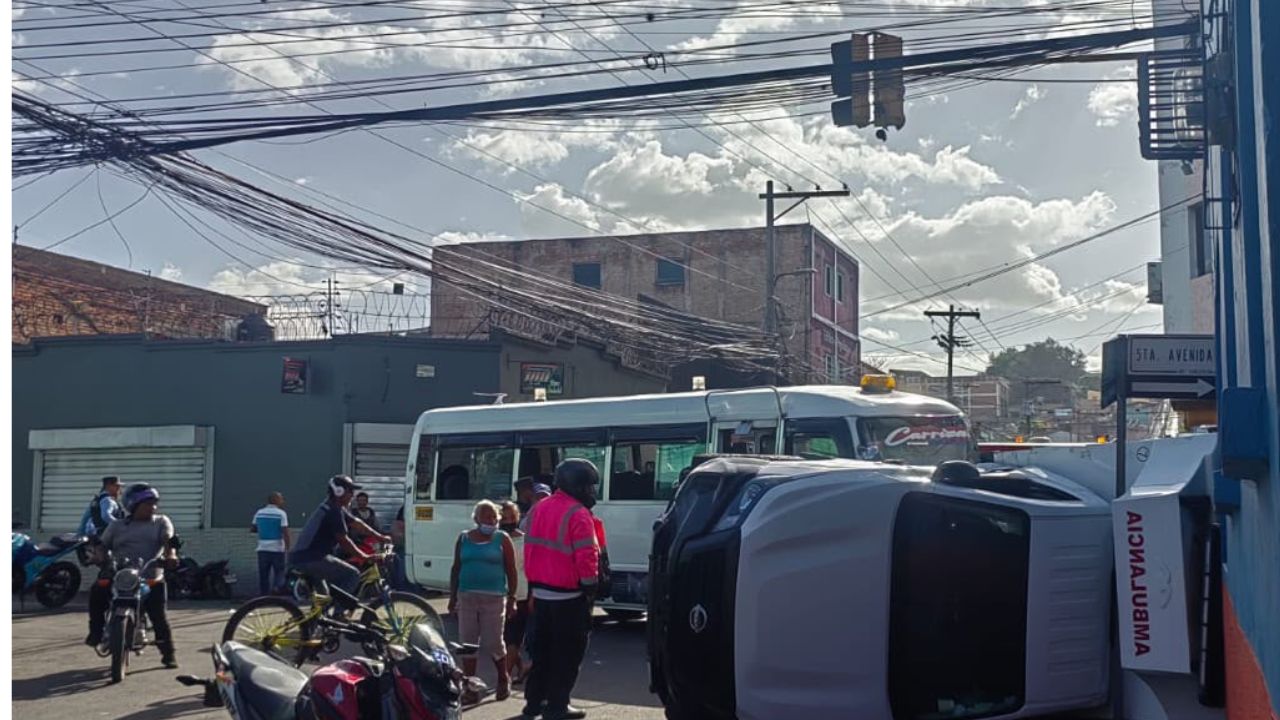 VIDEO: Ambulancia con paciente vuelca en Comayagüela tras chocar con rapidito Imagen principal de VIDEO: Ambulancia con paciente vuelca en Comayagüela tras chocar con rapidito