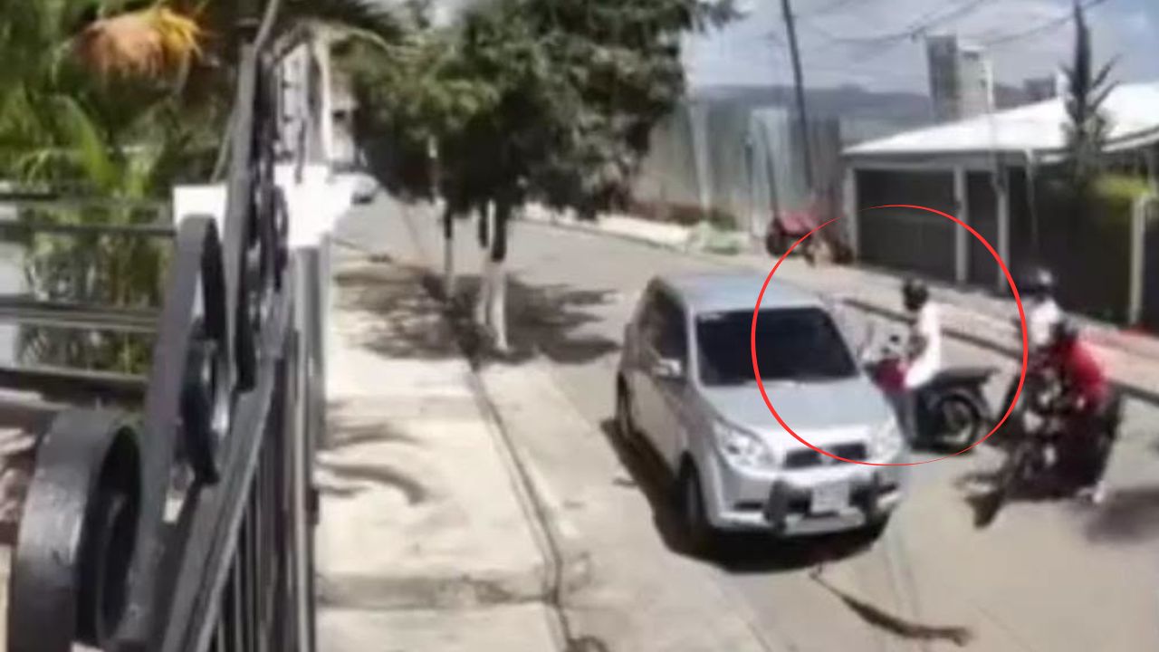 VIDEO: Así fue el violento asalto de tres hombres a una mujer en Tegucigalpa Imagen principal de VIDEO: Así fue el violento asalto de tres hombres a una mujer en Tegucigalpa