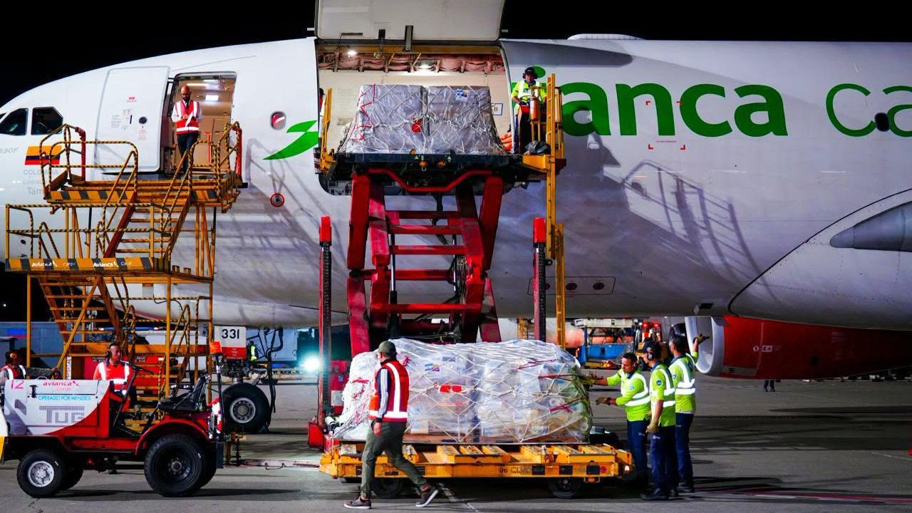 El Salvador muestra su solidaridad con Colombia y envía 50 toneladas de ayuda humanitaria Imagen principal de El Salvador muestra su solidaridad con Colombia y envía 50 toneladas de ayuda humanitaria