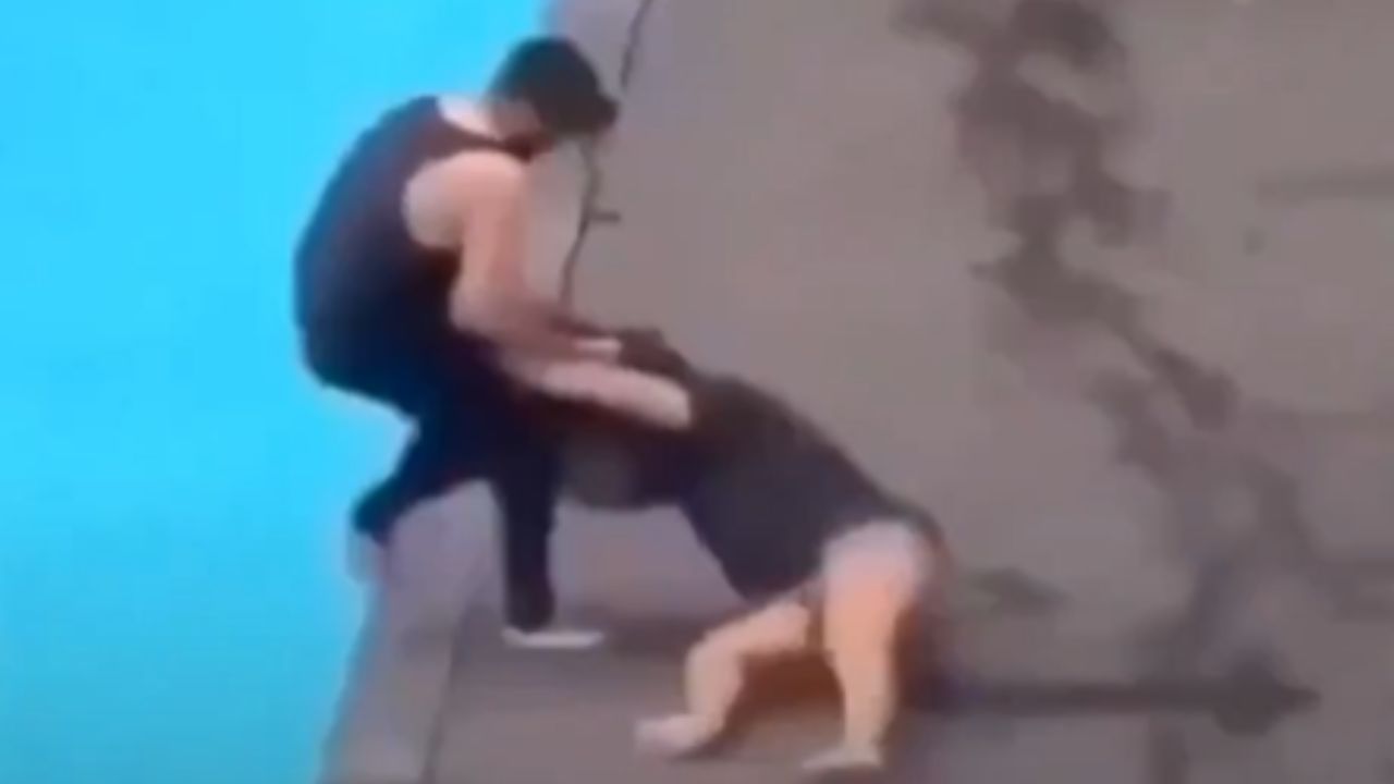 Video: Captan momento en que hombre intenta ahogar a su esposa durante luna de miel Imagen principal de Video: Captan momento en que hombre intenta ahogar a su esposa durante luna de miel