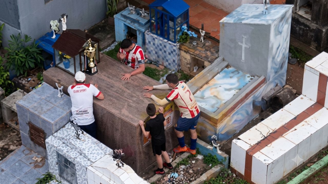 Vídeo: Jugadores celebran título de campeones llevando trofeo a tumba de su entrenador Imagen principal de Vídeo: Jugadores celebran título de campeones llevando trofeo a tumba de su entrenador