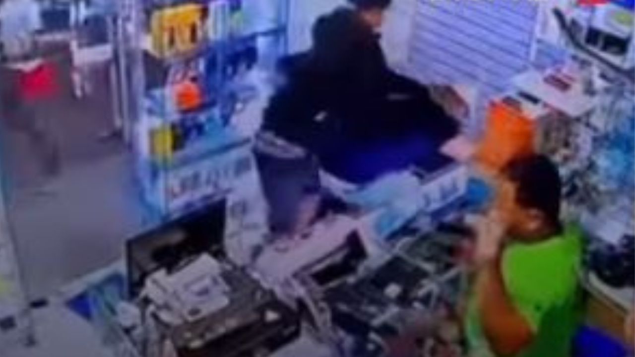 Imagen de Video revela cuando empleado de tienda mata a dos ladrones