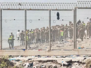 Imagen de España refuerza la frontera en Ceuta tras cruce masivo de migrantes