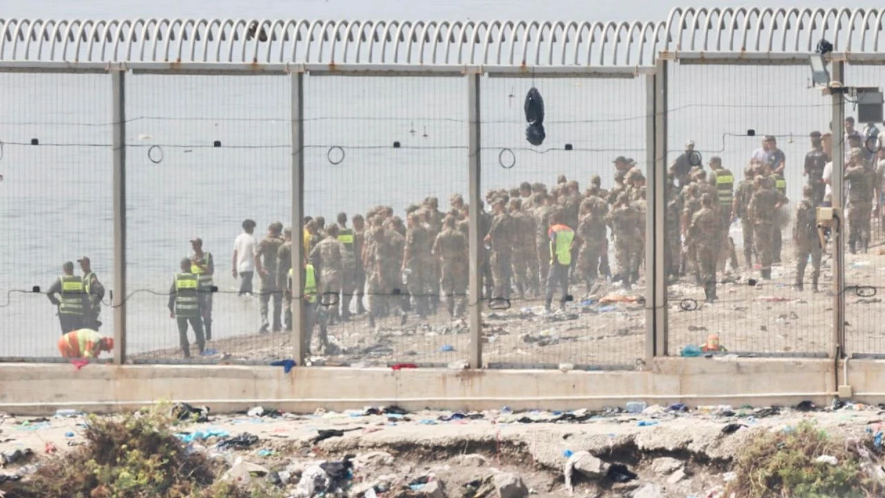 Imagen de España refuerza la frontera en Ceuta tras cruce masivo de migrantes