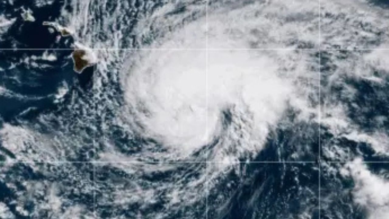 Lala se convierte en huracán y avanza hacia Hawái Imagen principal de Lala se convierte en huracán y avanza hacia Hawái