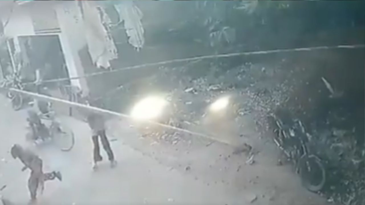 Graban cuando poste aplasta y mata a menor que caminaba por la zona Imagen principal de Graban cuando poste aplasta y mata a menor que caminaba por la zona