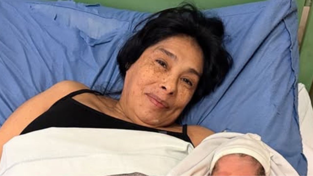 A los 62 años dio a luz a su primer bebé y su historia sorprende a todos Imagen principal de A los 62 años dio a luz a su primer bebé y su historia sorprende a todos