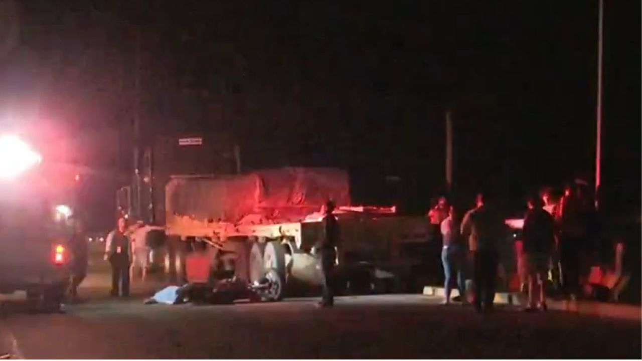 Joven motociclista muere tras chocar contra una rastra parqueada en Comayagüela Imagen principal de Joven motociclista muere tras chocar contra una rastra parqueada en Comayagüela