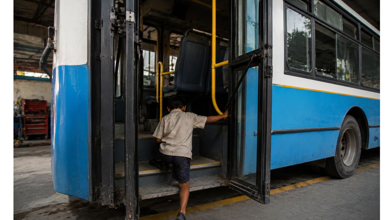 Niño muere luego de quedar atrapado por la puerta de un autobús Imagen principal de Niño muere luego de quedar atrapado por la puerta de un autobús