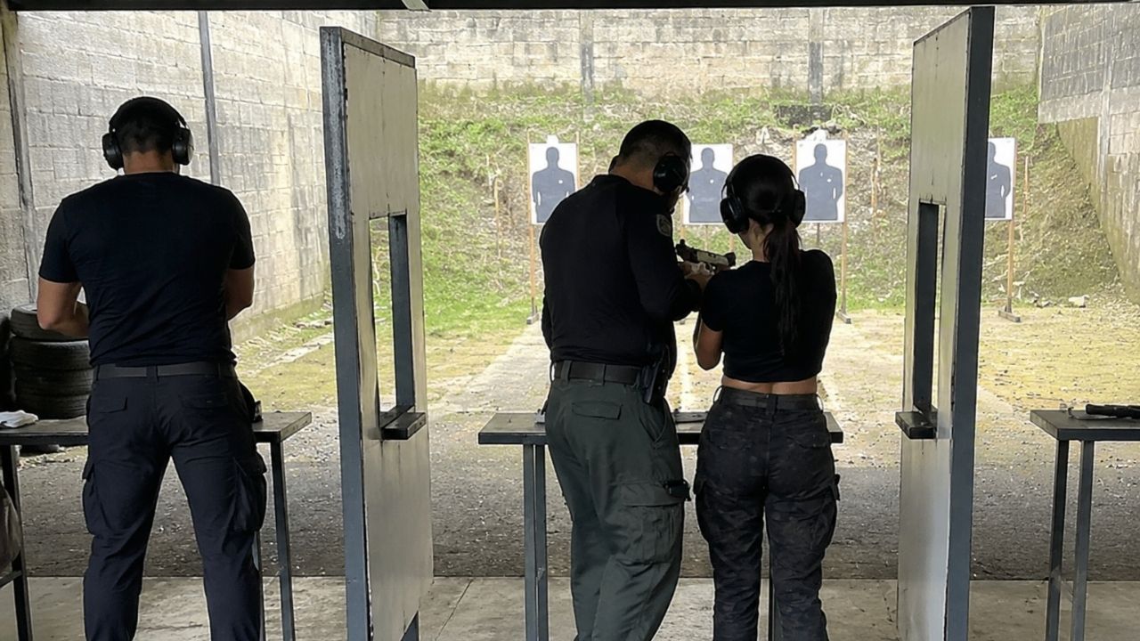 Video capta momento en que joven se dispara durante práctica de tiro Imagen principal de Video capta momento en que joven se dispara durante práctica de tiro