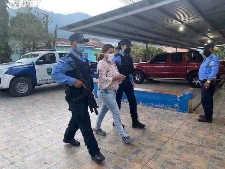 Imagen cuando Litza Alejandra Mancía Erazo fue detenida en febrero de 2021.