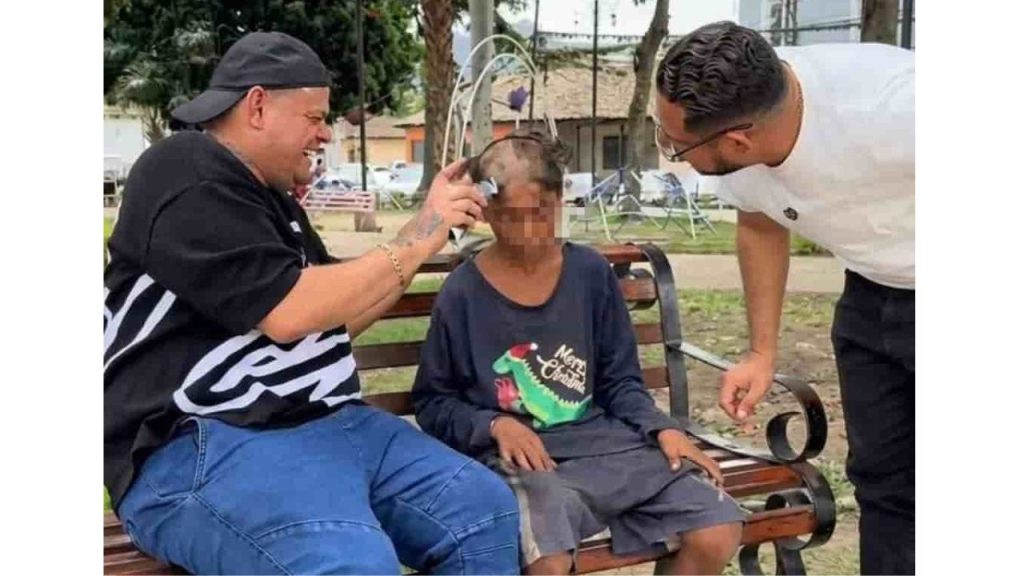 Tiktokers cortando el pelo a menor.