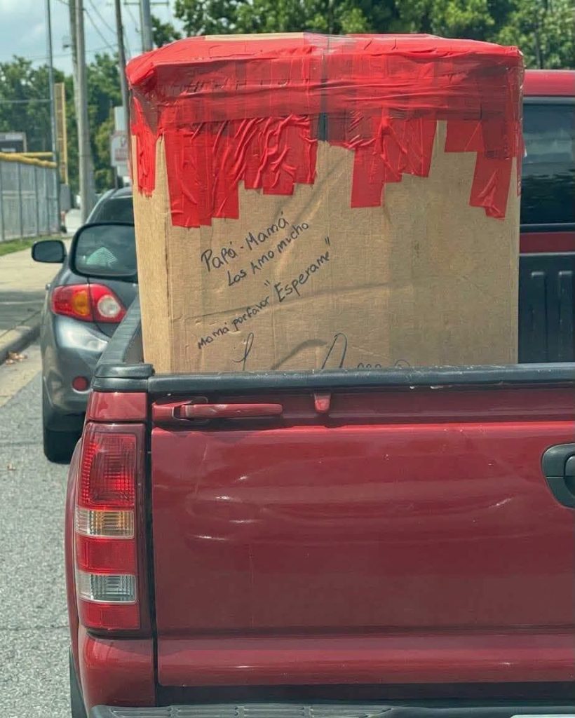Caja de la encomienda con el mensaje del hijo a sus padres.