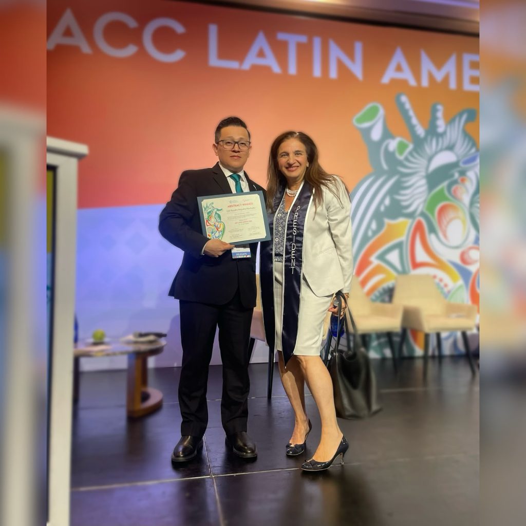 El doctor Edil Argueta recibiendo un reconomiento tras una de sus conferencias con el ACC.