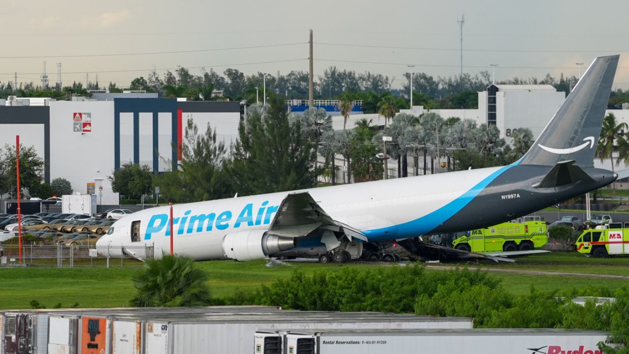 Avión de Amazon se accidenta en aeropuerto de Miami y deja al menos cinco muertos Imagen principal de Avión de Amazon se accidenta en aeropuerto de Miami y deja al menos cinco muertos