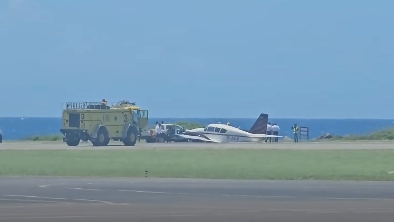 Avioneta sufre accidente en aeropuerto de Roatán, donde ocurrió uno en marzo de 2025 Imagen principal de Avioneta sufre accidente en aeropuerto de Roatán, donde ocurrió uno en marzo de 2025