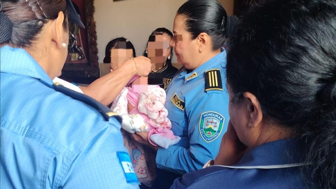 'No tengo un techo': madre deja a recién nacida en posta policial con conmovedora nota Imagen principal de 'No tengo un techo': madre deja a recién nacida en posta policial con conmovedora nota